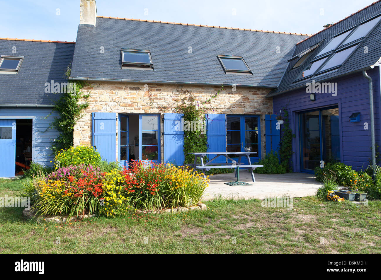 Maison en pierre bretonne traditionnelle fleuri Banque D'Images