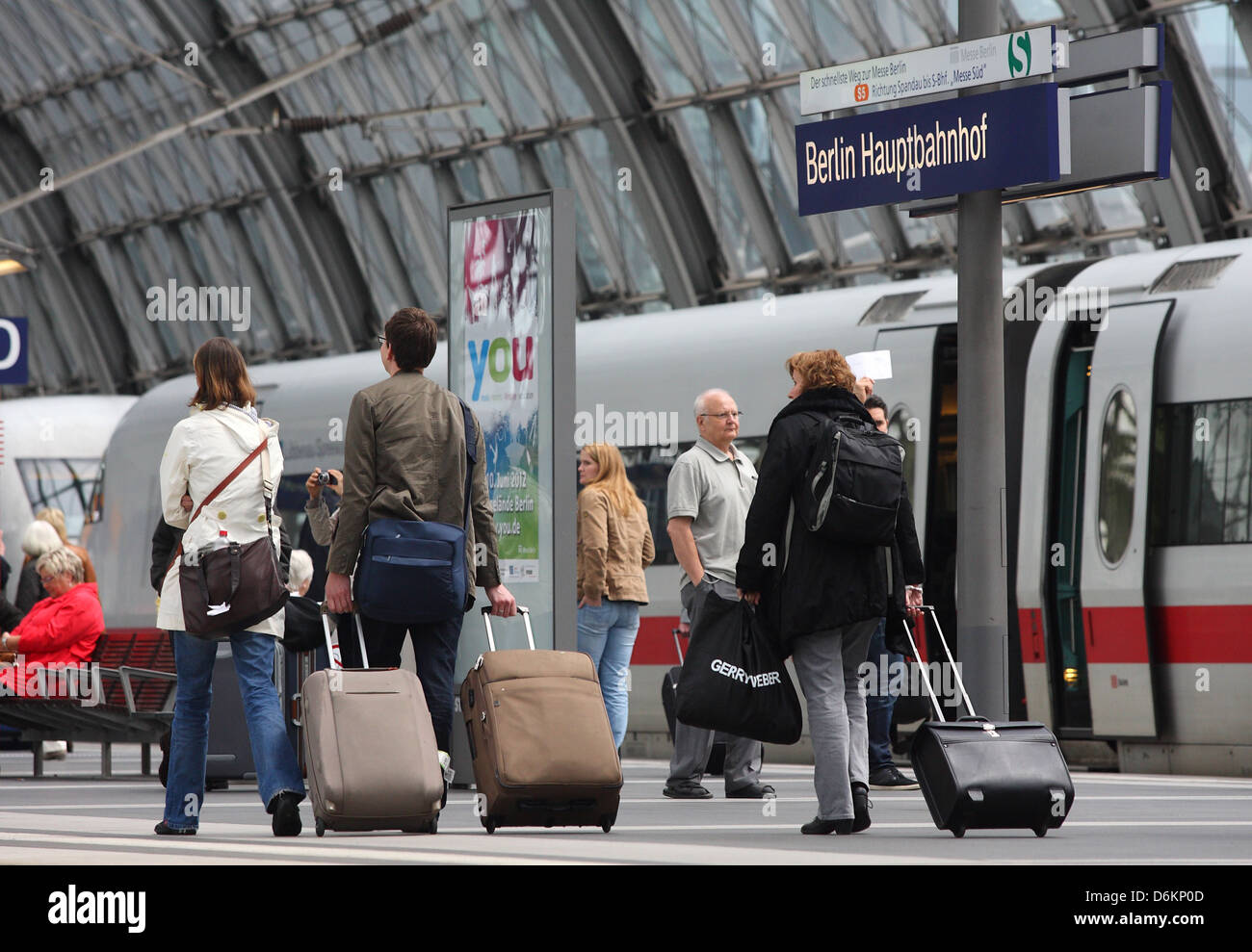 Berlin, Allemagne, les passagers sur la plate-forme de la gare centrale de Berlin Banque D'Images