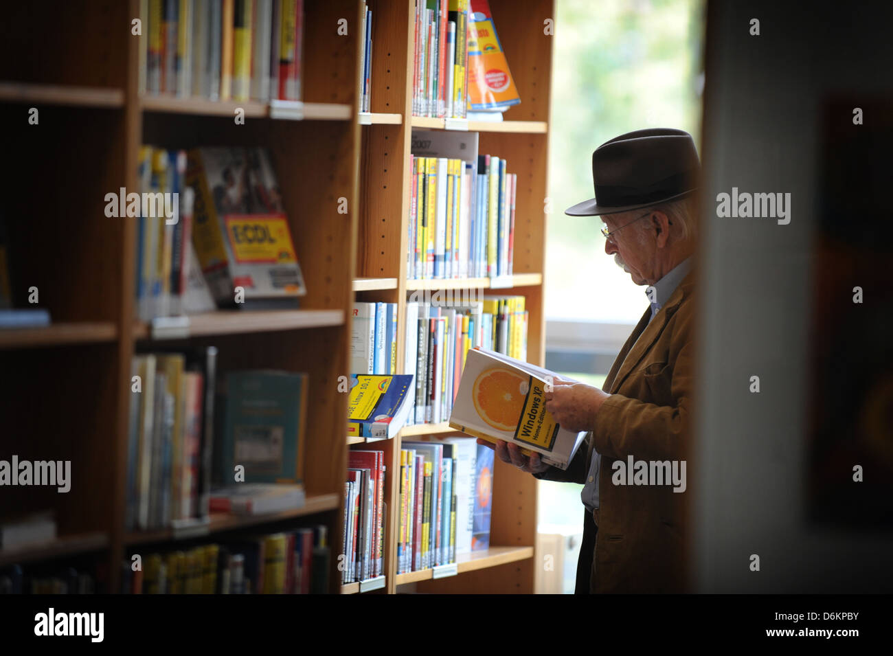 Berlin, Allemagne, de l'homme plus âgé en Anton Saefkow library Banque D'Images