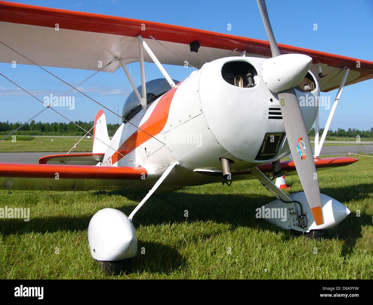 Le Smith Mini-plane C-GADB est un avion de construction amateur, conçu pour un usage personnel et des projets d'aviation à petite échelle. Cet avion compact est construit par des passionnés d'aviation et offre une option de vol abordable pour les pilotes récréatifs. Banque D'Images