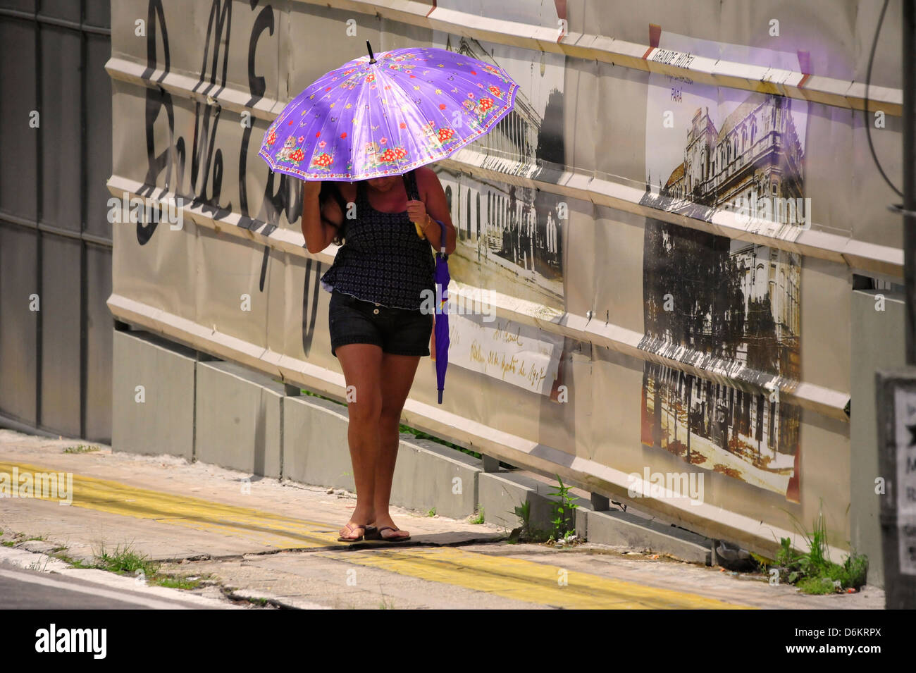 Fille est la protection contre la chaleur par parapluie, Belém, Pará, Brésil Banque D'Images