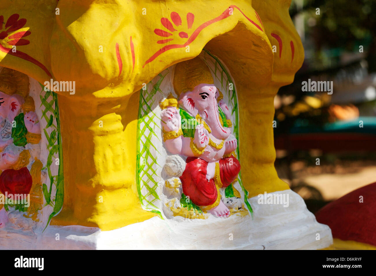 La main peinte Hindu Lord Ganesha statue à Goa, Inde Banque D'Images