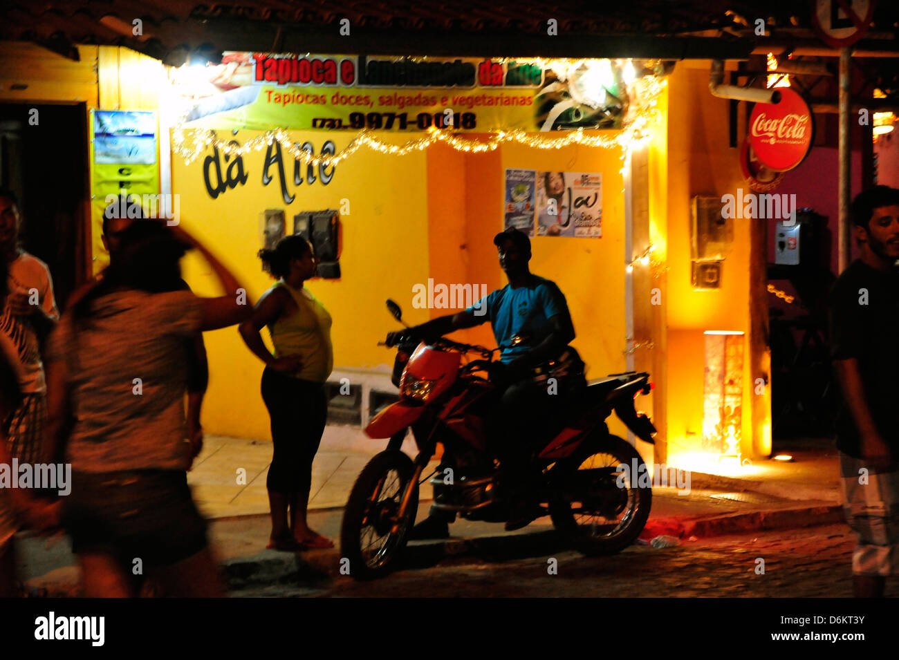 Streetlife en en début de soirée, Itacaré Bahia, Brésil. Banque D'Images