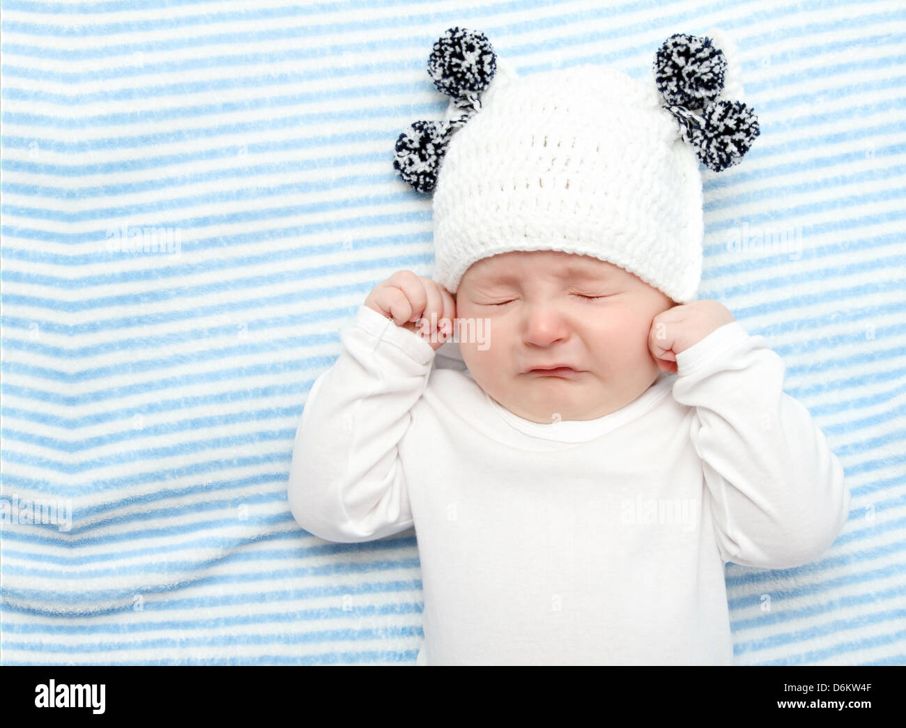 Little baby crying on bed Banque D'Images