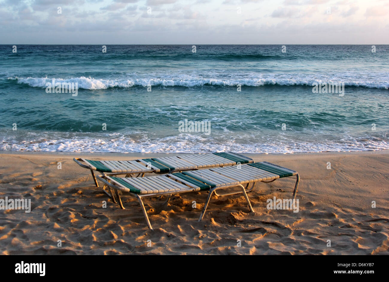 Invitant les chaises sur la plage. La Barbade Banque D'Images
