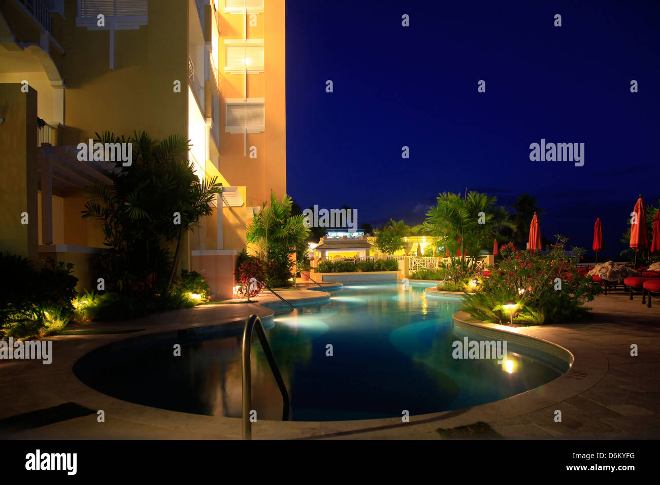 Nuit de la piscine de l'hôtel riche. La Barbade Banque D'Images