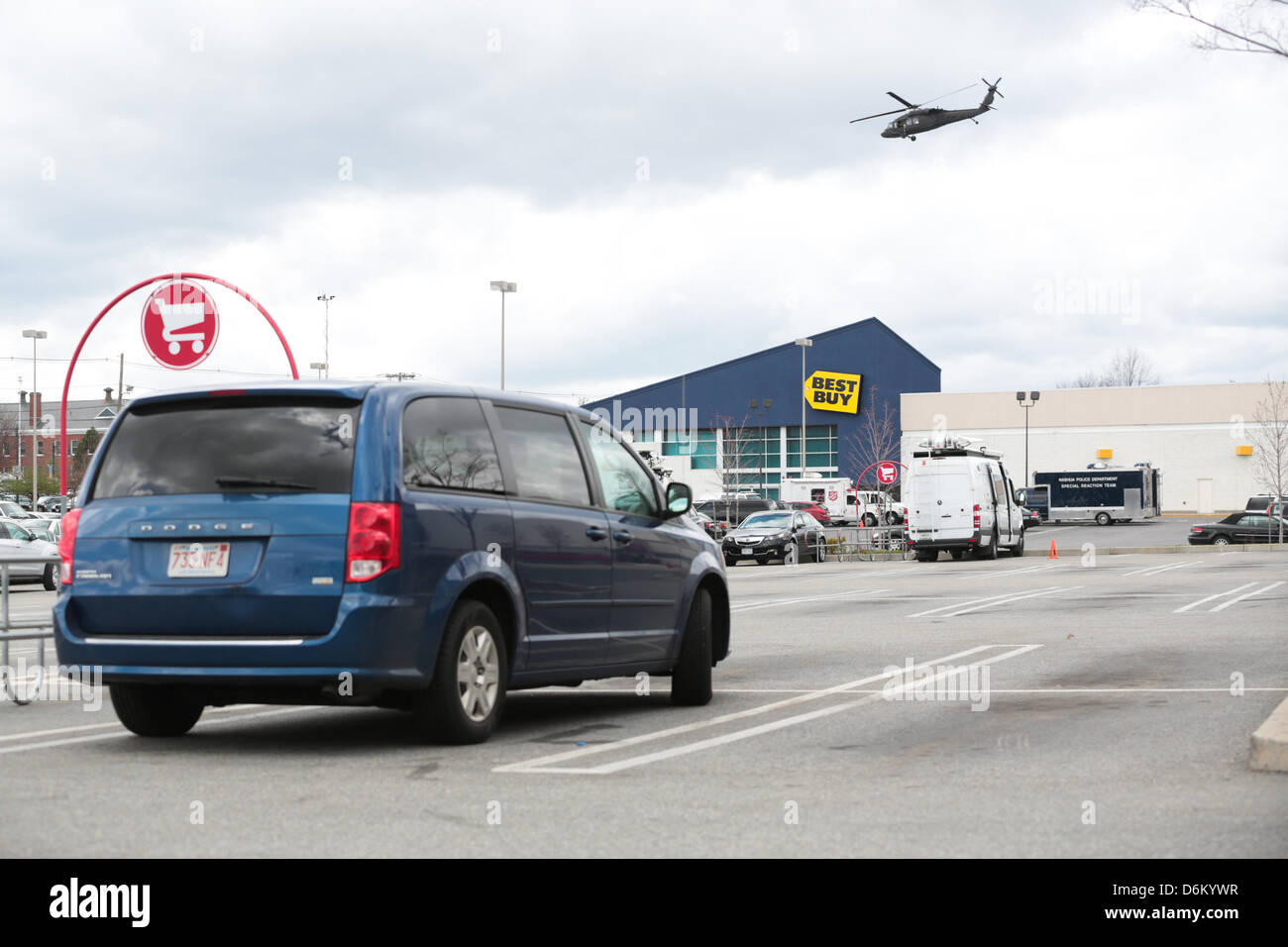 Le 19 avril 2013 - Watertown, Massachusetts, États-Unis - le parking de la cible et Watertown Mall à Watertown, Massachusetts le vendredi 19 avril 2013, est devenu le point central pour les membres des médias de partout dans le monde comme la recherche continue pour l'autre suspect dans l'attentat du Marathon de Boston. (Crédit Image : Crédit : Nicolaus Czarnecki/ZUMAPRESS.com/Alamy Live News) Banque D'Images