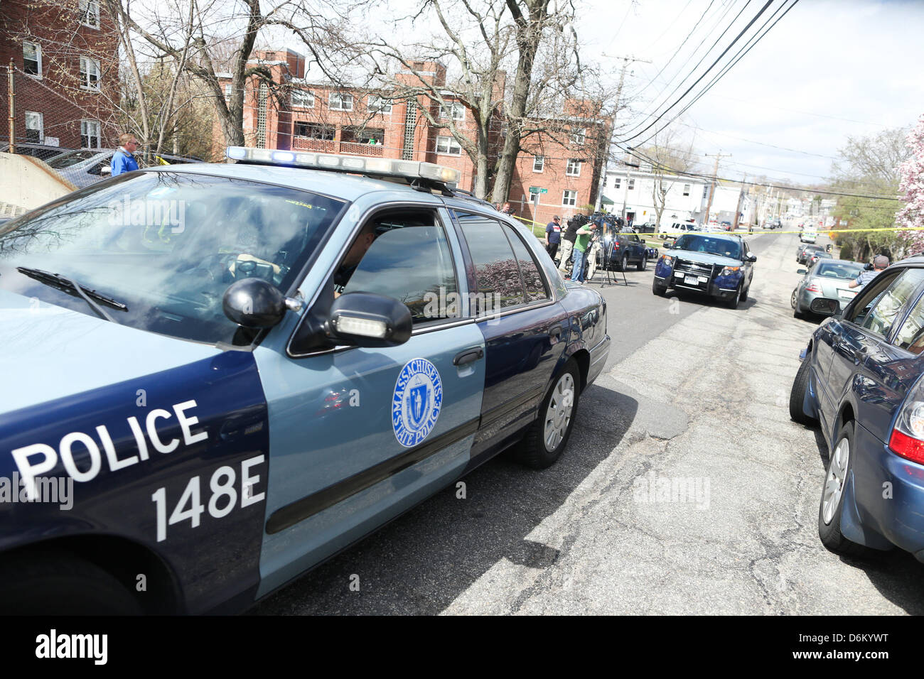 Le 19 avril 2013 - Watertown, Massachusetts, États-Unis - les forces de l'ordre gardent une grande partie de Watertown, Massachusetts fermée le vendredi 19 avril 2013 que la recherche continue pour l'autre suspect dans l'attentat du Marathon de Boston. (Crédit Image : Crédit : Nicolaus Czarnecki/ZUMAPRESS.com/Alamy Live News) Banque D'Images
