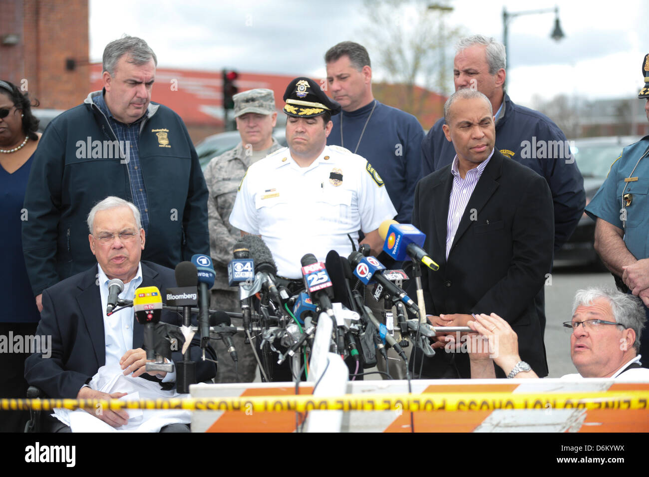 Le 19 avril 2013 - Watertown, Massachusetts, États-Unis - Les fonctionnaires dont le maire de Boston, Massachusetts, dans le fauteuil roulant, mettre à jour les médias sur le parking de la cible et Watertown Mall à Watertown, Massachusetts le vendredi 19 avril 2013, qui est devenu le point central pour les membres des médias de partout dans le monde comme la recherche continue pour l'autre suspect dans l'attentat du Marathon de Boston. (Crédit Image : Crédit : Nicolaus Czarnecki/ZUMAPRESS.com/Alamy Live News) Banque D'Images