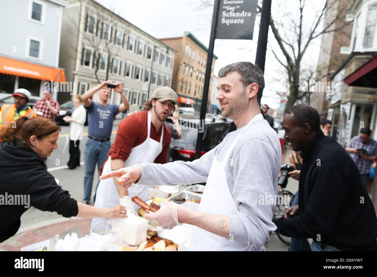 Cambridge, Massachusetts, USA. 19 avril, 2013. De la nourriture gratuite est donnée par un restaurant local pour tout le monde sur la rue Cambridge à Cambridge, Massachusetts le Vendredi, Avril 19, 2013 en tant que la recherche continue pour l'autre suspect dans l'attentat du Marathon de Boston. (Crédit Image : Crédit : Nicolaus Czarnecki/ZUMAPRESS.com/Alamy Live News) Banque D'Images