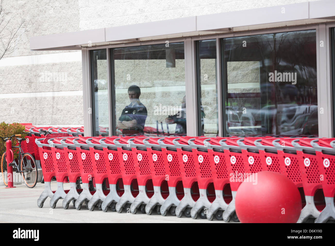 Le 19 avril 2013 - Watertown, Massachusetts, États-Unis - le parking de la cible et Watertown Mall à Watertown, Massachusetts le vendredi 19 avril 2013, est devenu le point central pour les membres des médias de partout dans le monde comme la recherche continue pour l'autre suspect dans l'attentat du Marathon de Boston. (Crédit Image : Crédit : Nicolaus Czarnecki/ZUMAPRESS.com/Alamy Live News) Banque D'Images