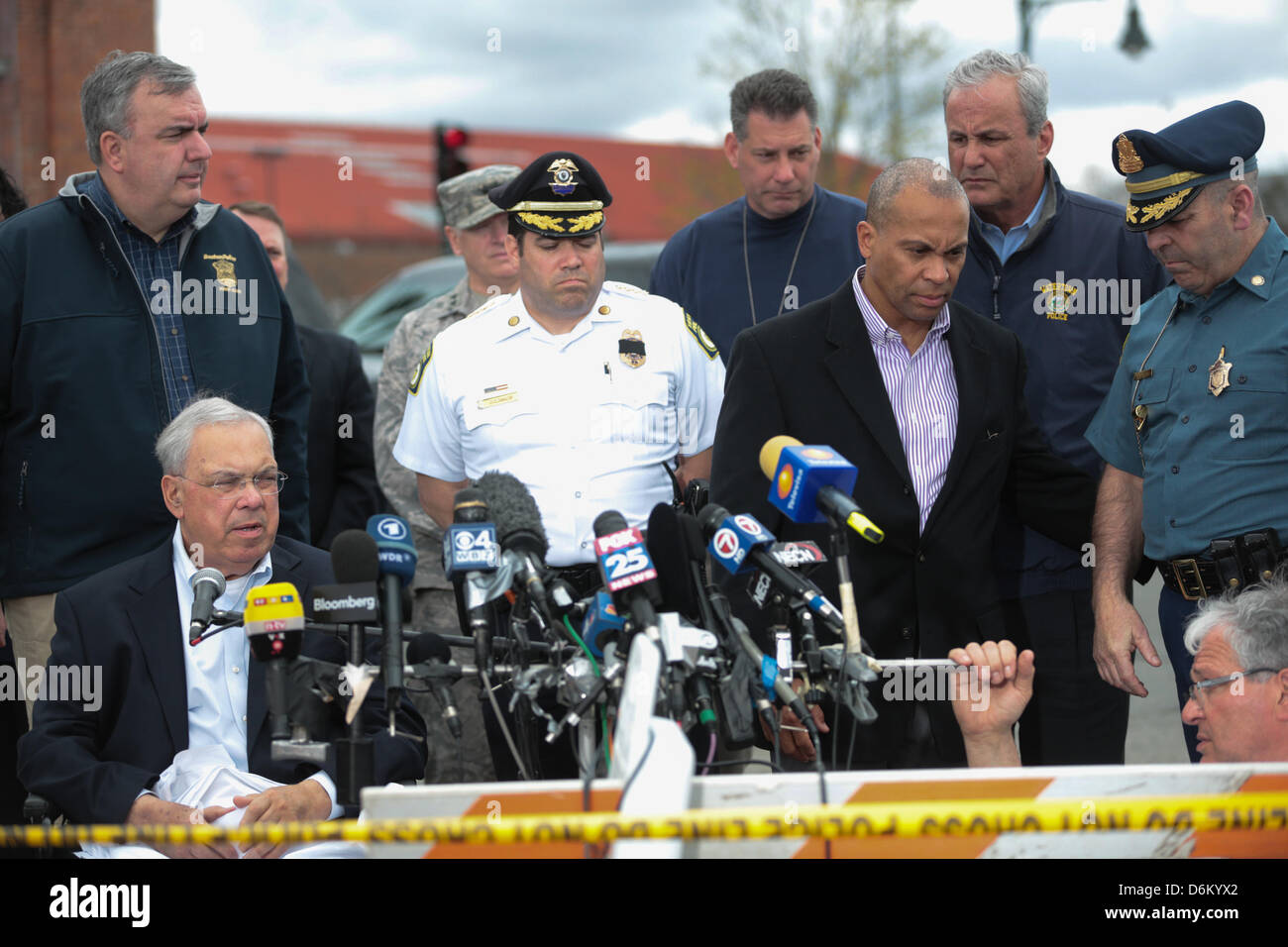 Le 19 avril 2013 - Watertown, Massachusetts, États-Unis - Les fonctionnaires dont le maire de Boston, Massachusetts, dans le fauteuil roulant, mettre à jour les médias sur le parking de la cible et Watertown Mall à Watertown, Massachusetts le vendredi 19 avril 2013, qui est devenu le point central pour les membres des médias de partout dans le monde comme la recherche continue pour l'autre suspect dans l'attentat du Marathon de Boston. (Crédit Image : Crédit : Nicolaus Czarnecki/ZUMAPRESS.com/Alamy Live News) Banque D'Images