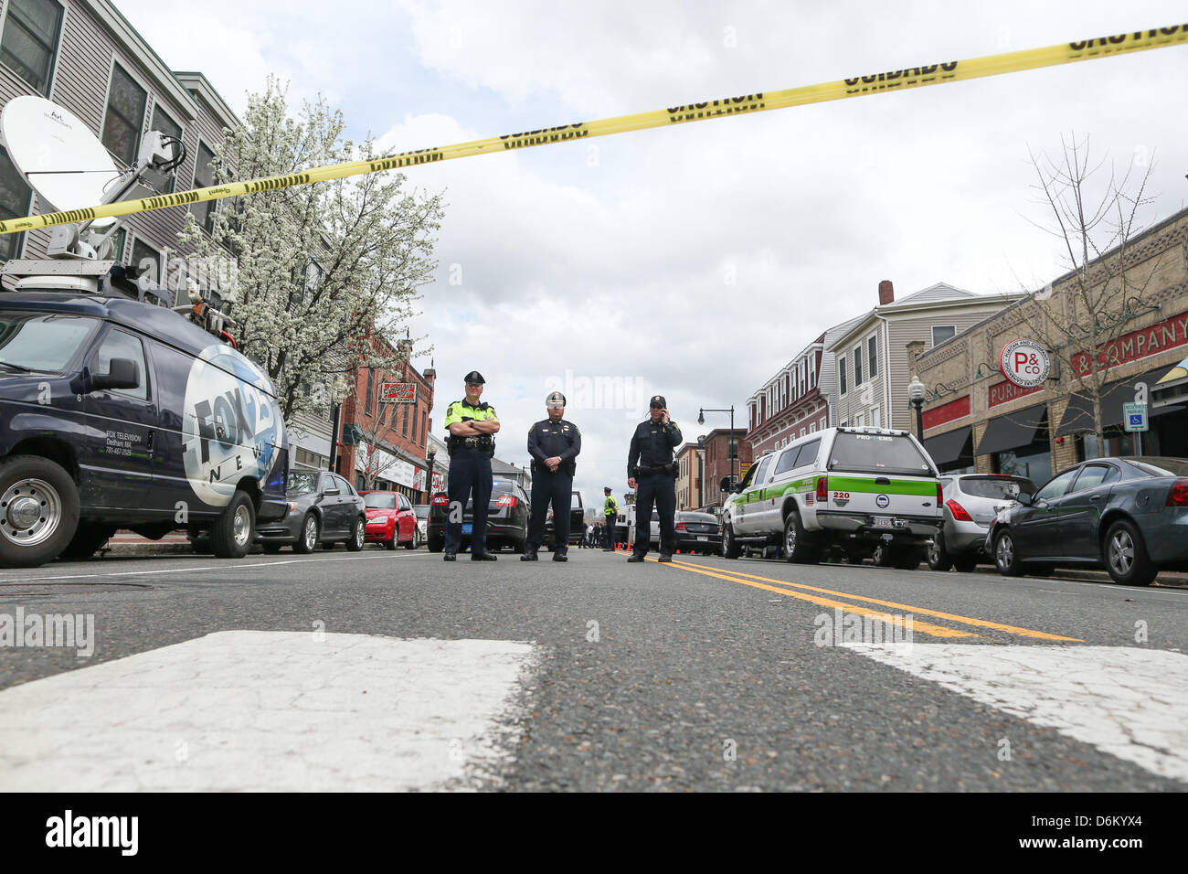 Cambridge, Massachusetts, USA. 19 avril, 2013. Bloquer la police dans la rue Cambridge Cambridge, Massachusetts le Vendredi, Avril 19, 2013 en tant que la recherche continue pour l'autre suspect dans l'attentat du Marathon de Boston. (Crédit Image : Crédit : Nicolaus Czarnecki/ZUMAPRESS.com/Alamy Live News) Banque D'Images