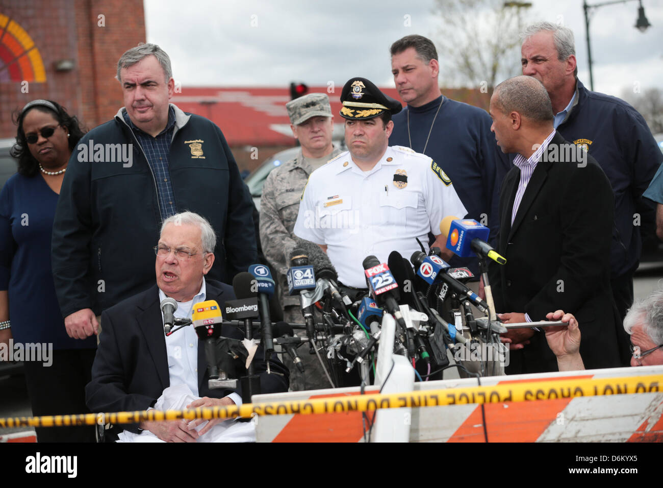 Le 19 avril 2013 - Watertown, Massachusetts, États-Unis - Les fonctionnaires dont le maire de Boston, Massachusetts, dans le fauteuil roulant, mettre à jour les médias sur le parking de la cible et Watertown Mall à Watertown, Massachusetts le vendredi 19 avril 2013, qui est devenu le point central pour les membres des médias de partout dans le monde comme la recherche continue pour l'autre suspect dans l'attentat du Marathon de Boston. (Crédit Image : Crédit : Nicolaus Czarnecki/ZUMAPRESS.com/Alamy Live News) Banque D'Images