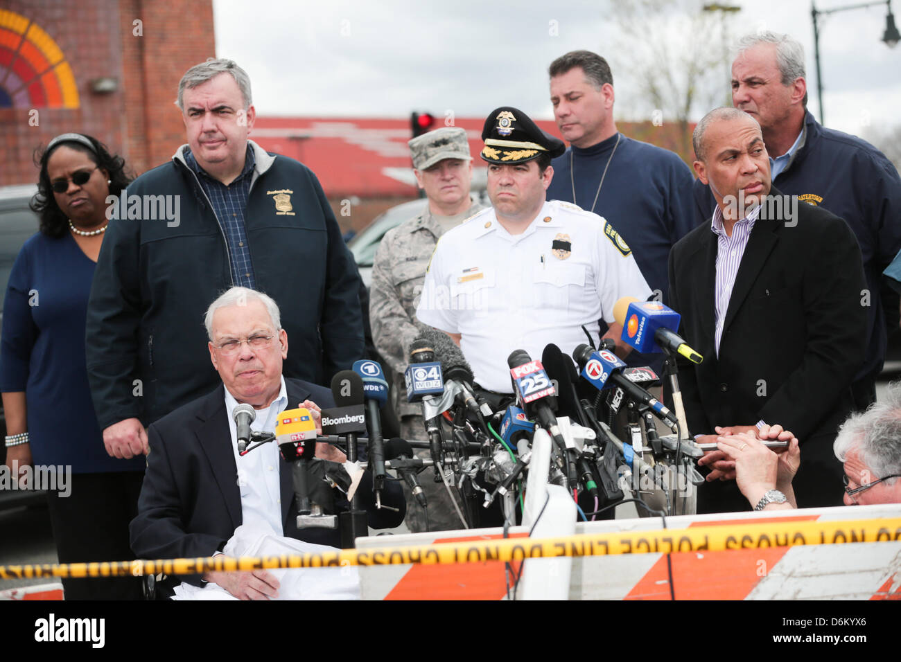 Le 19 avril 2013 - Watertown, Massachusetts, États-Unis - Les fonctionnaires dont le maire de Boston, Massachusetts, dans le fauteuil roulant, mettre à jour les médias sur le parking de la cible et Watertown Mall à Watertown, Massachusetts le vendredi 19 avril 2013, qui est devenu le point central pour les membres des médias de partout dans le monde comme la recherche continue pour l'autre suspect dans l'attentat du Marathon de Boston. (Crédit Image : Crédit : Nicolaus Czarnecki/ZUMAPRESS.com/Alamy Live News) Banque D'Images