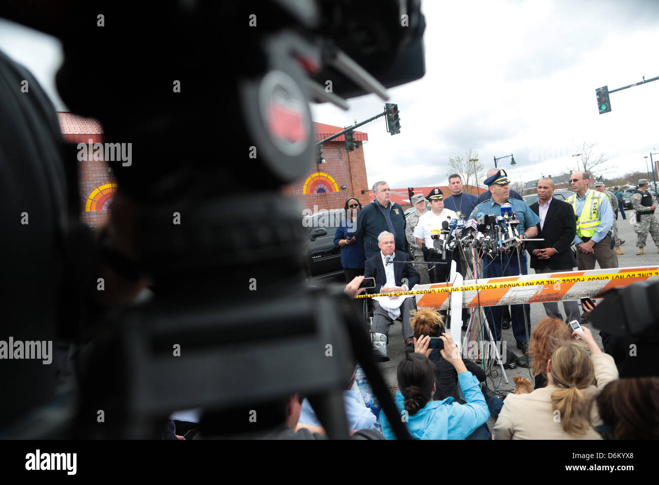 Le 19 avril 2013 - Watertown, Massachusetts, États-Unis - Les fonctionnaires dont le maire de Boston, Massachusetts, dans le fauteuil roulant, mettre à jour les médias sur le parking de la cible et Watertown Mall à Watertown, Massachusetts le vendredi 19 avril 2013, qui est devenu le point central pour les membres des médias de partout dans le monde comme la recherche continue pour l'autre suspect dans l'attentat du Marathon de Boston. (Crédit Image : Crédit : Nicolaus Czarnecki/ZUMAPRESS.com/Alamy Live News) Banque D'Images