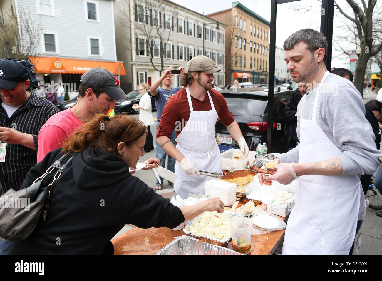 Cambridge, Massachusetts, USA. 19 avril, 2013. De la nourriture gratuite est donnée par un restaurant local pour tout le monde sur la rue Cambridge à Cambridge, Massachusetts le Vendredi, Avril 19, 2013 en tant que la recherche continue pour l'autre suspect dans l'attentat du Marathon de Boston. (Crédit Image : Crédit : Nicolaus Czarnecki/ZUMAPRESS.com/Alamy Live News) Banque D'Images