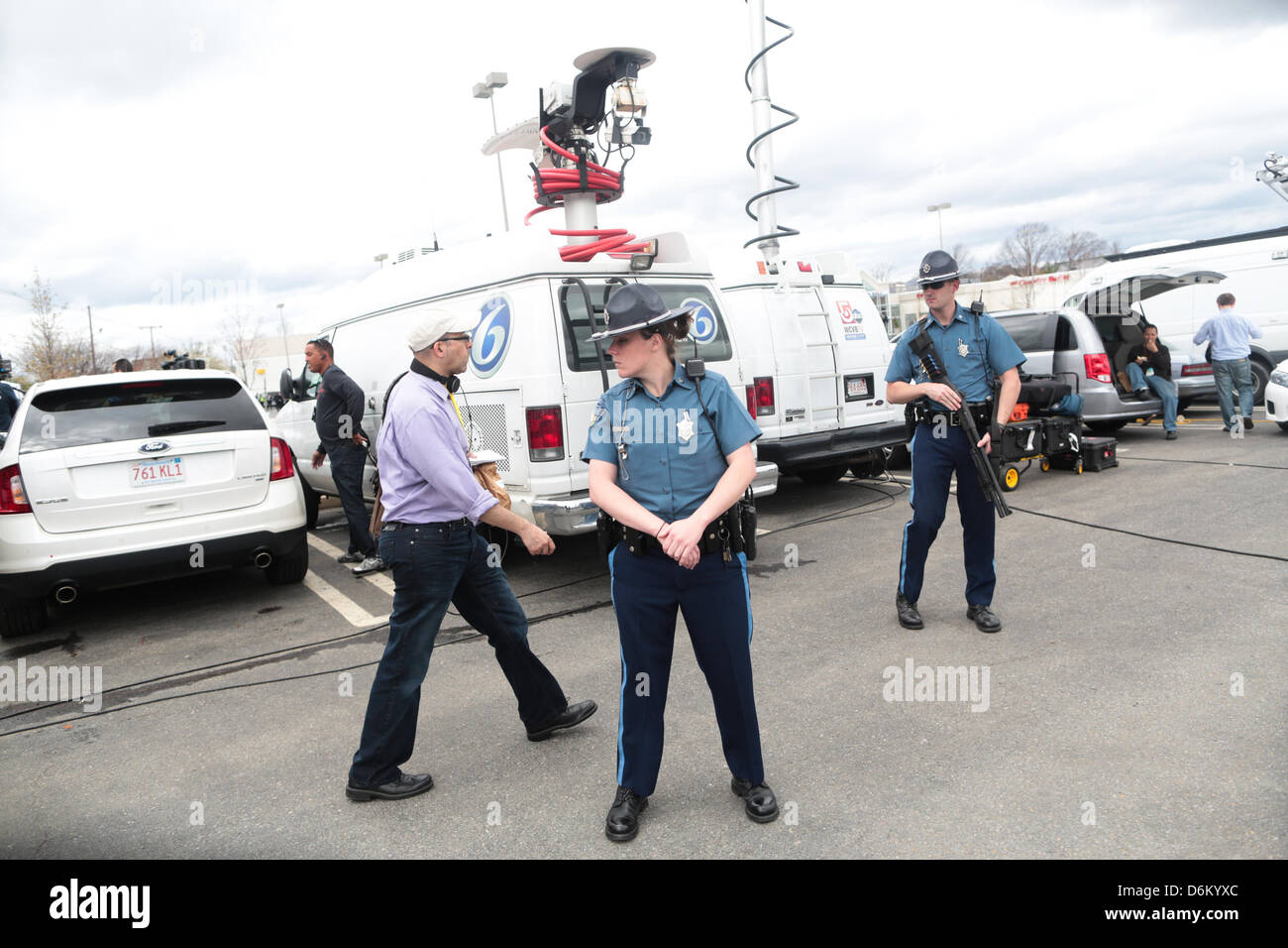 Le 19 avril 2013 - Watertown, Massachusetts, États-Unis - le parking de la cible et Watertown Mall à Watertown, Massachusetts le vendredi 19 avril 2013, est devenu le point central pour les membres des médias de partout dans le monde comme la recherche continue pour l'autre suspect dans l'attentat du Marathon de Boston. (Crédit Image : Crédit : Nicolaus Czarnecki/ZUMAPRESS.com/Alamy Live News) Banque D'Images