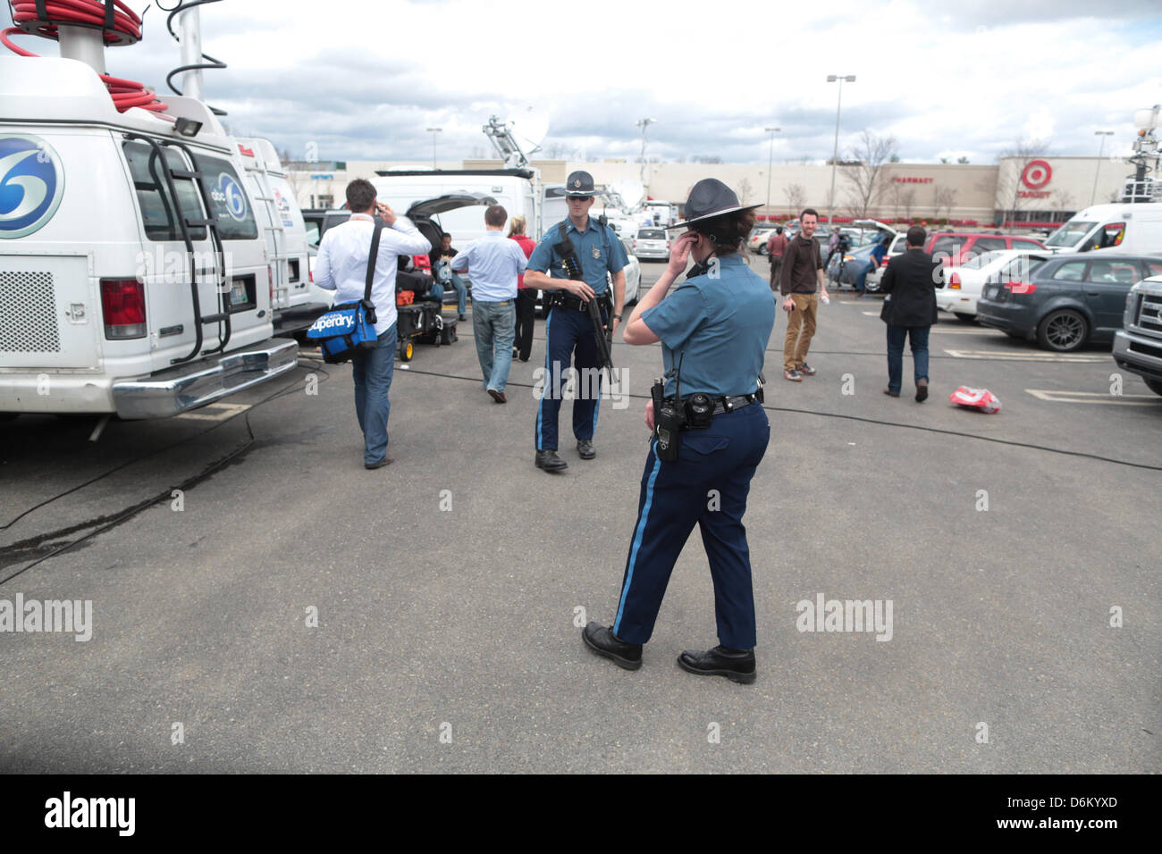 Le 19 avril 2013 - Watertown, Massachusetts, États-Unis - le parking de la cible et Watertown Mall à Watertown, Massachusetts le vendredi 19 avril 2013, est devenu le point central pour les membres des médias de partout dans le monde comme la recherche continue pour l'autre suspect dans l'attentat du Marathon de Boston. (Crédit Image : Crédit : Nicolaus Czarnecki/ZUMAPRESS.com/Alamy Live News) Banque D'Images