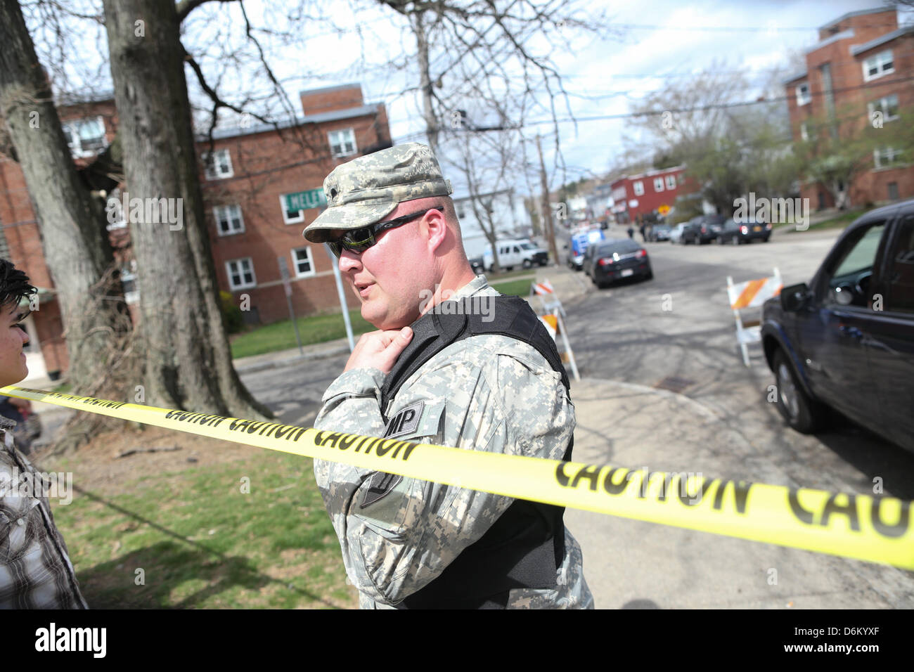 Le 19 avril 2013 - Watertown, Massachusetts, États-Unis - les forces de l'ordre gardent une grande partie de Watertown, Massachusetts fermée le vendredi 19 avril 2013 que la recherche continue pour l'autre suspect dans l'attentat du Marathon de Boston. (Crédit Image : Crédit : Nicolaus Czarnecki/ZUMAPRESS.com/Alamy Live News) Banque D'Images