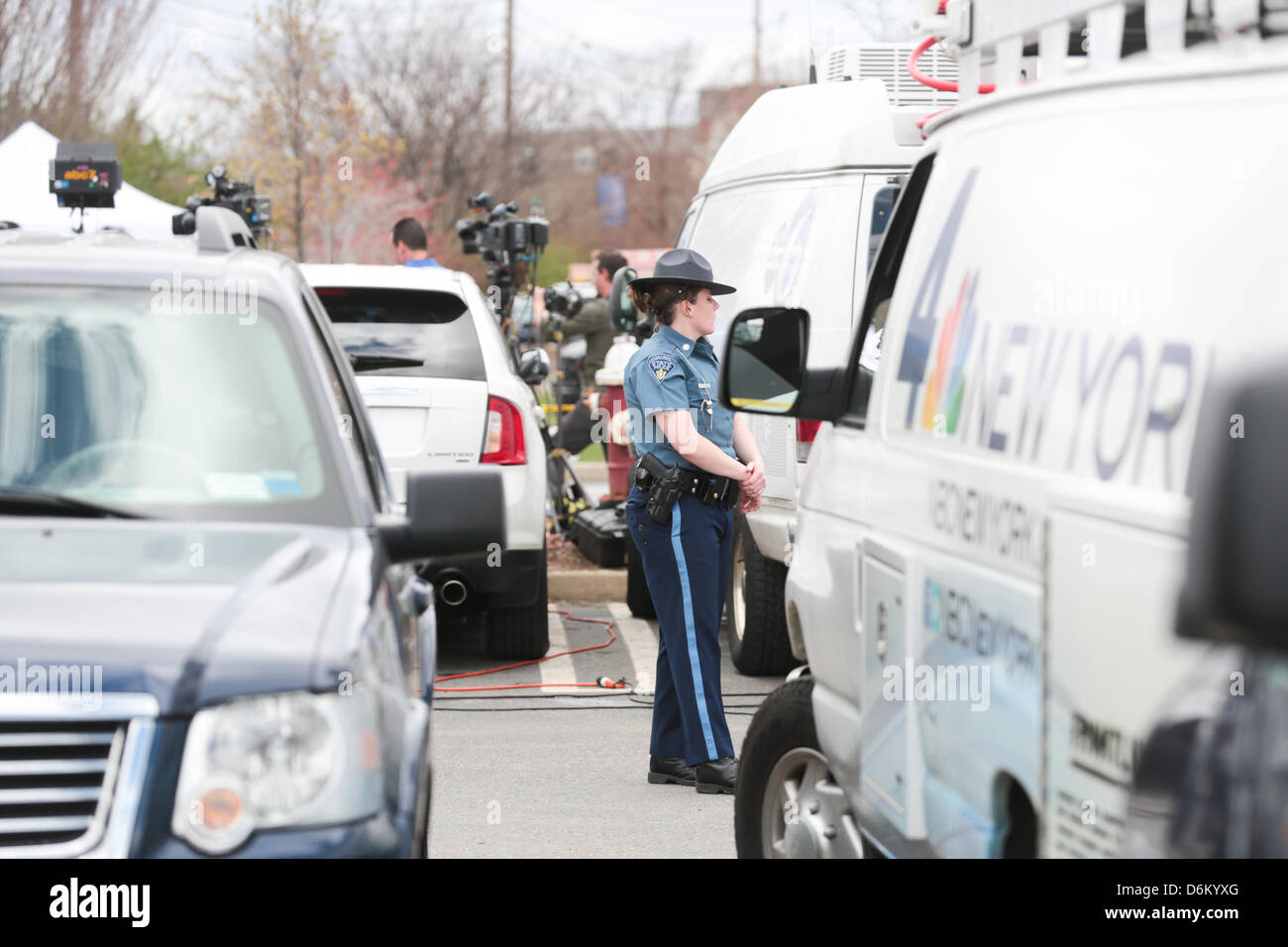 Le 19 avril 2013 - Watertown, Massachusetts, États-Unis - le parking de la cible et Watertown Mall à Watertown, Massachusetts le vendredi 19 avril 2013, est devenu le point central pour les membres des médias de partout dans le monde comme la recherche continue pour l'autre suspect dans l'attentat du Marathon de Boston. (Crédit Image : Crédit : Nicolaus Czarnecki/ZUMAPRESS.com/Alamy Live News) Banque D'Images