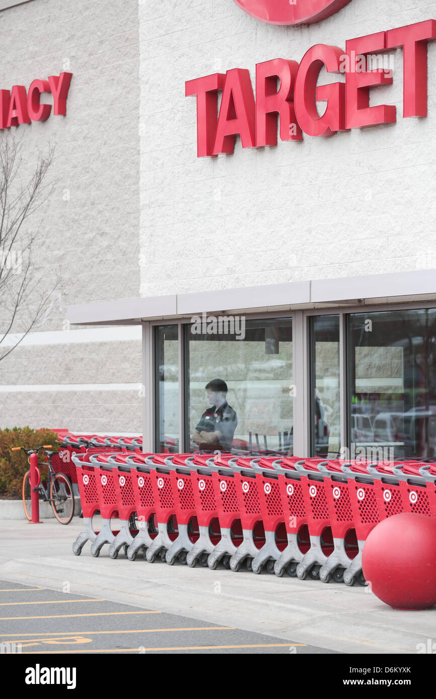 Le 19 avril 2013 - Watertown, Massachusetts, États-Unis - le parking de la cible et Watertown Mall à Watertown, Massachusetts le vendredi 19 avril 2013, est devenu le point central pour les membres des médias de partout dans le monde comme la recherche continue pour l'autre suspect dans l'attentat du Marathon de Boston. (Crédit Image : Crédit : Nicolaus Czarnecki/ZUMAPRESS.com/Alamy Live News) Banque D'Images