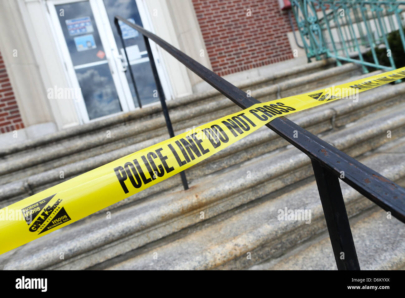 Le 19 avril 2013 - Somerville, Massachusetts, États-Unis - Comme la plupart des entreprises et des bâtiments du gouvernement dans la région, le bureau de poste à Somerville est fermé le vendredi que la recherche continue pour l'autre suspect dans l'attentat du Marathon de Boston. (Crédit Image : Crédit : Nicolaus Czarnecki/ZUMAPRESS.com/Alamy Live News) Banque D'Images