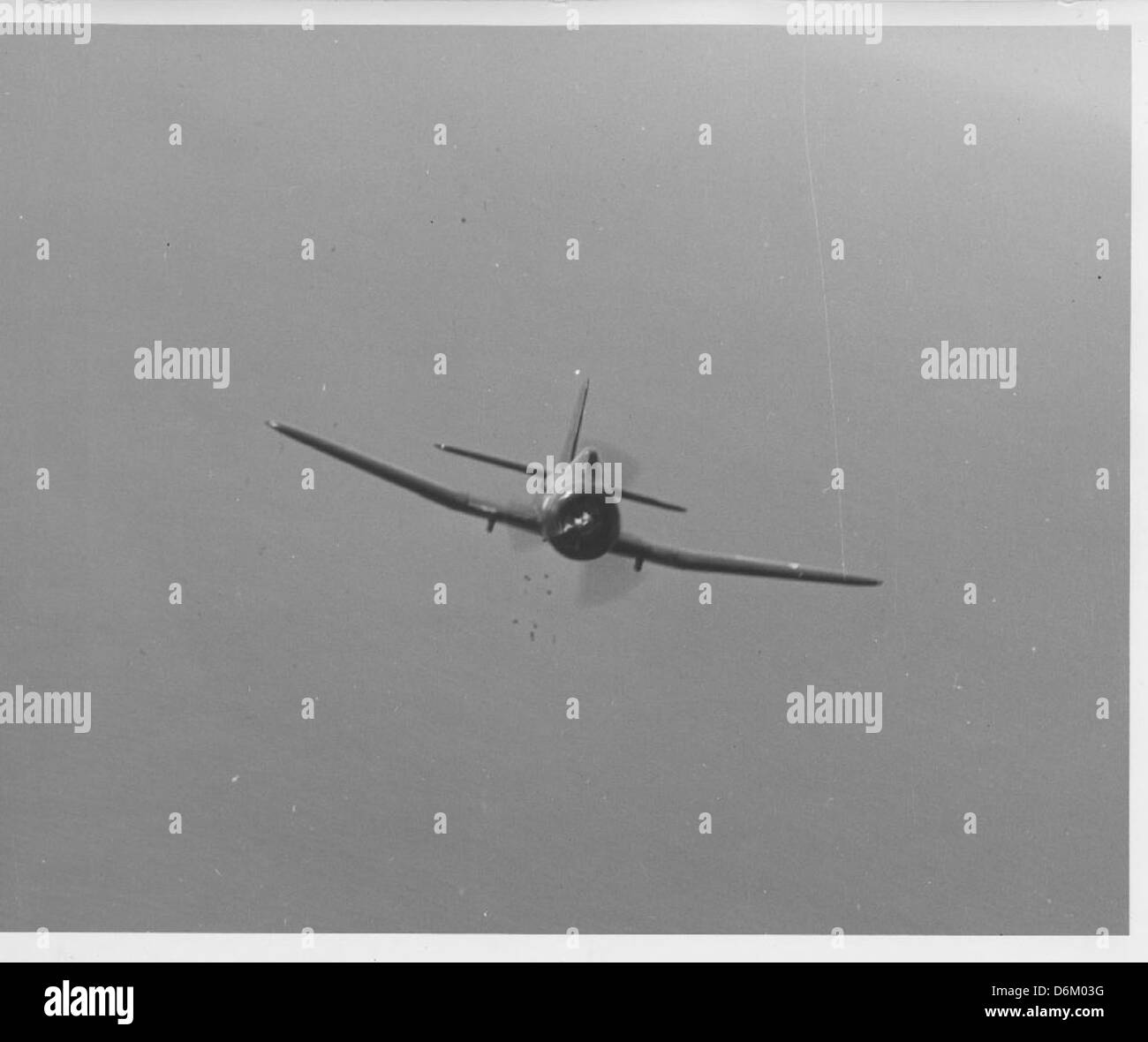 Le Ryan FR-1 Fireball, lancé vers 1945, était un avion de chasse pionnier à porte-avions, propulsé à la fois par un moteur à pistons et un moteur à réaction. Développé pour l'US Navy, il faisait partie des premiers efforts pour intégrer la technologie des avions à réaction dans l'aviation navale. Sa configuration de moteur hybride a permis d'ouvrir la voie à de futurs modèles d'avions. Banque D'Images