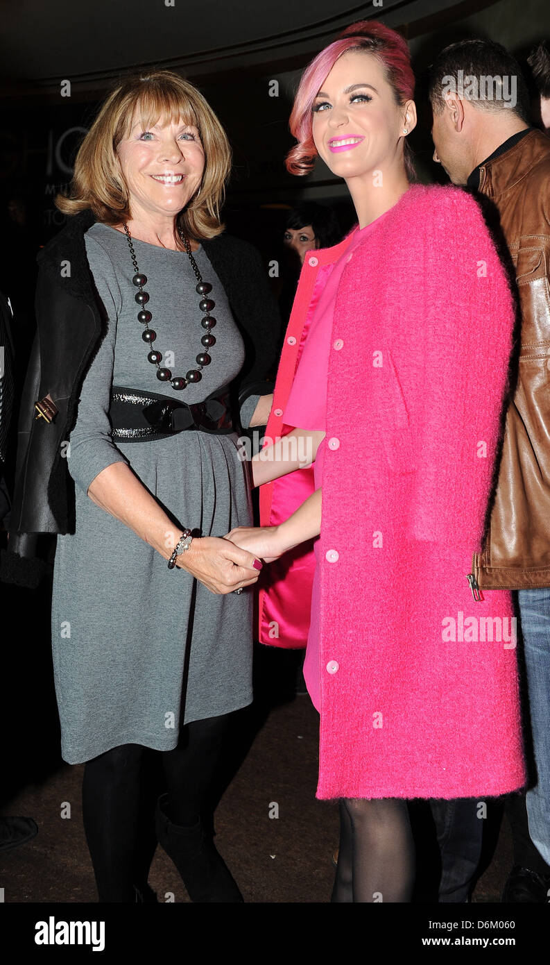Katy Perry et sa belle-mère Barbara Elizabeth arriver à un west end theatre de regarder 'Ghost The Musical' Londres, Angleterre - Banque D'Images