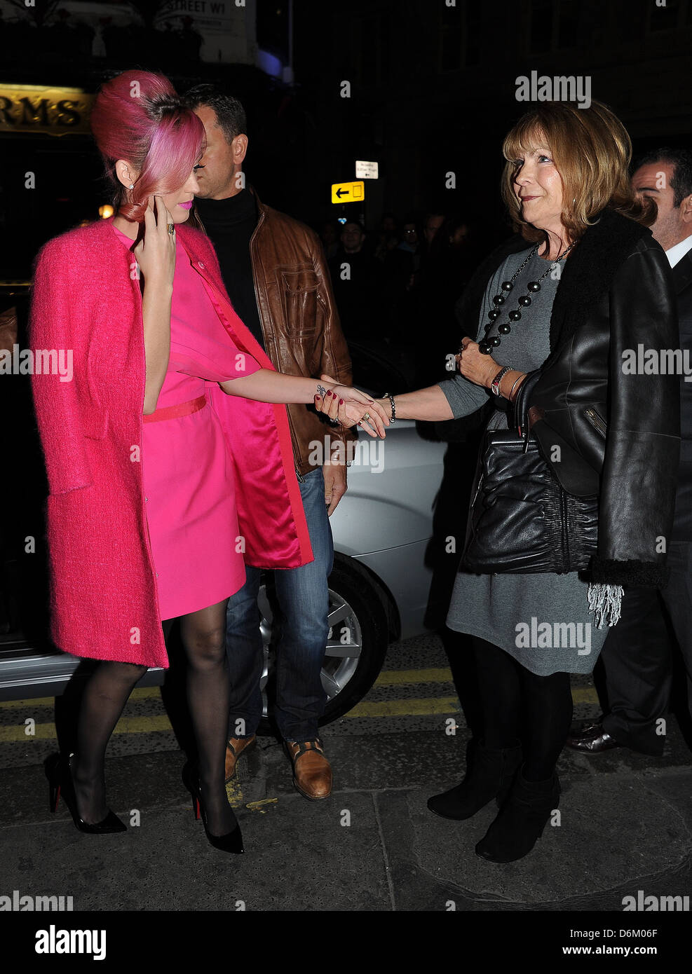 Katy Perry et sa belle-mère Barbara Elizabeth arriver à un west end theatre de regarder 'Ghost The Musical' Londres, Angleterre - Banque D'Images