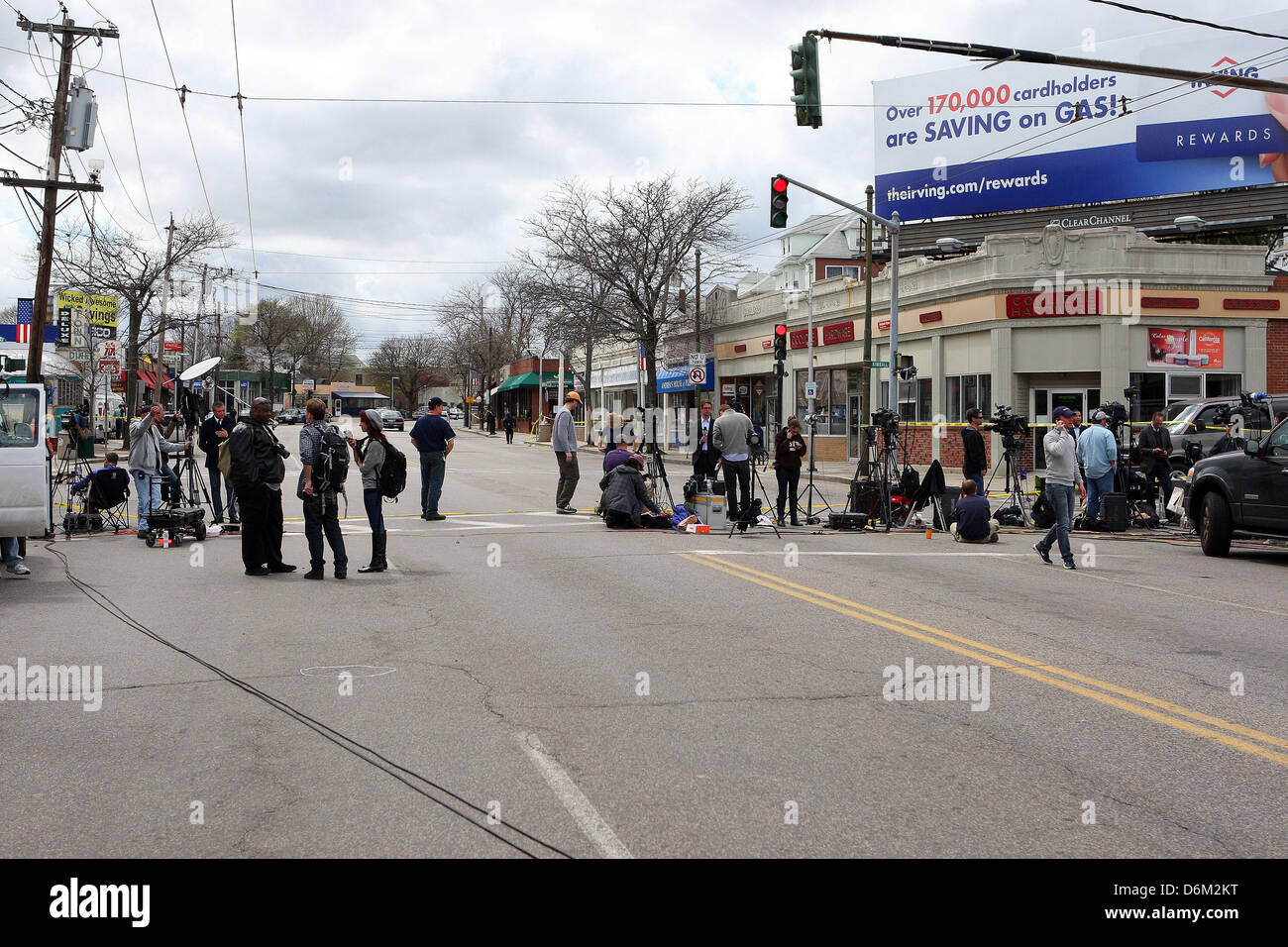 Watertown, Massachusetts, USA. 19 avril, 2013. Les médias se sont réunis à Mt. Auburn Street à Watertown que la police recherche de Djokhar Tsarnaev, l'un des kamikazes présumés Marathon de Boston. Anthony Nesmith/CSM./Alamy Live News Banque D'Images