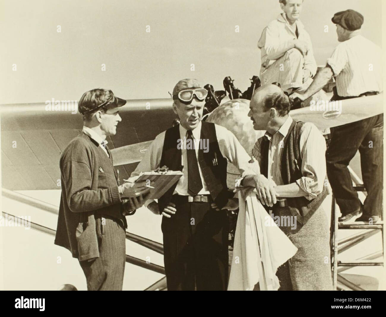 Dans le film *L’esprit de création Louis*, l’acteur Jimmy Stewart incarne Charles Lindbergh, capturant le vol transatlantique historique de l’aviateur en solo. Le film souligne l’héritage de Lindbergh et sa contribution à l’histoire de l’aviation. Banque D'Images