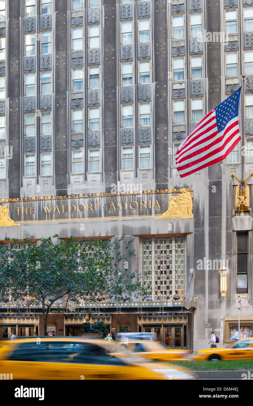 Façade de l'hôtel Waldorf Astoria à Manhattan, New York City, USA Banque D'Images