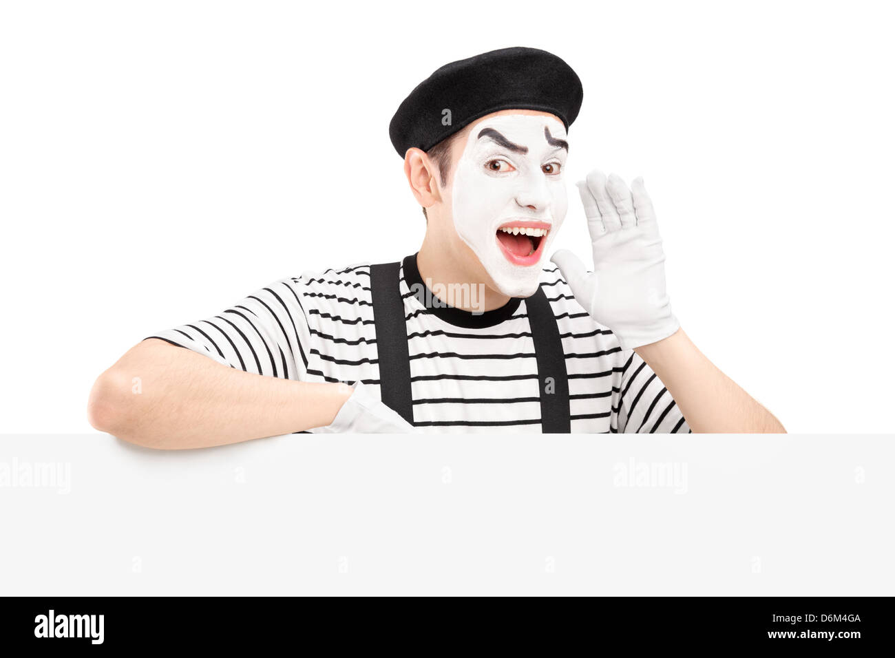 Danseur Mime gesturing et crier et debout sur un panneau, isolé sur fond blanc Banque D'Images