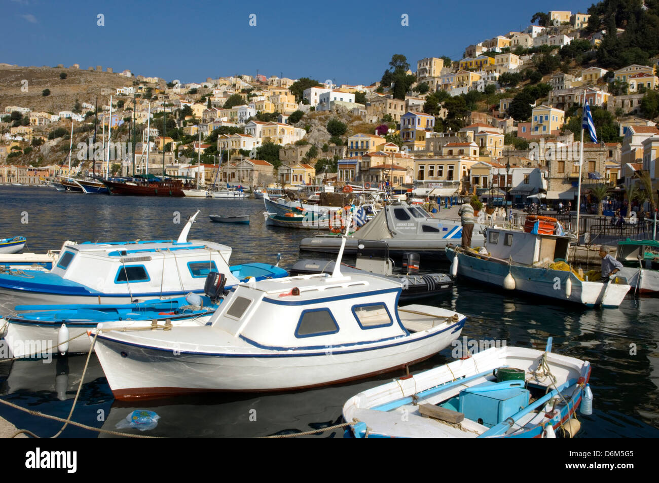 Boat Harbour pacifiques à l'île de Simi, Grèce Banque D'Images