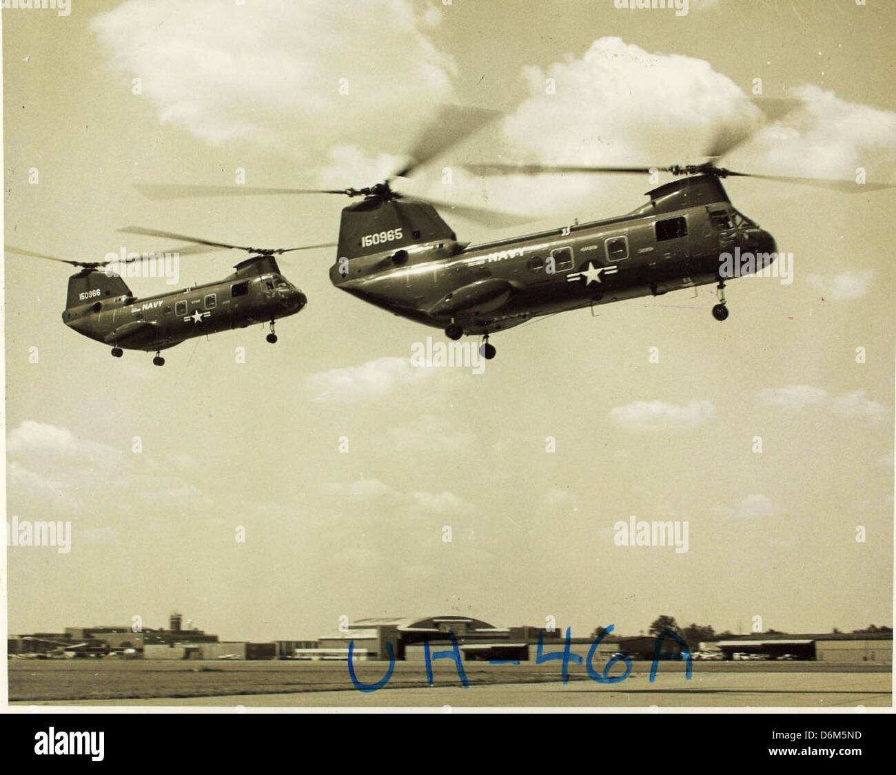 Deux UH-46A BuNo 150965 et 150966 du vol au dessus de la piste en NHHS Photo Banque D'Images