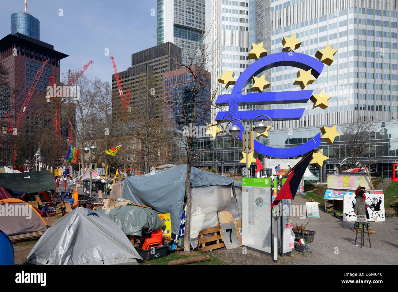 Frankfurt am Main, Allemagne, occupent camp avant le signe Euro sculpture Banque D'Images