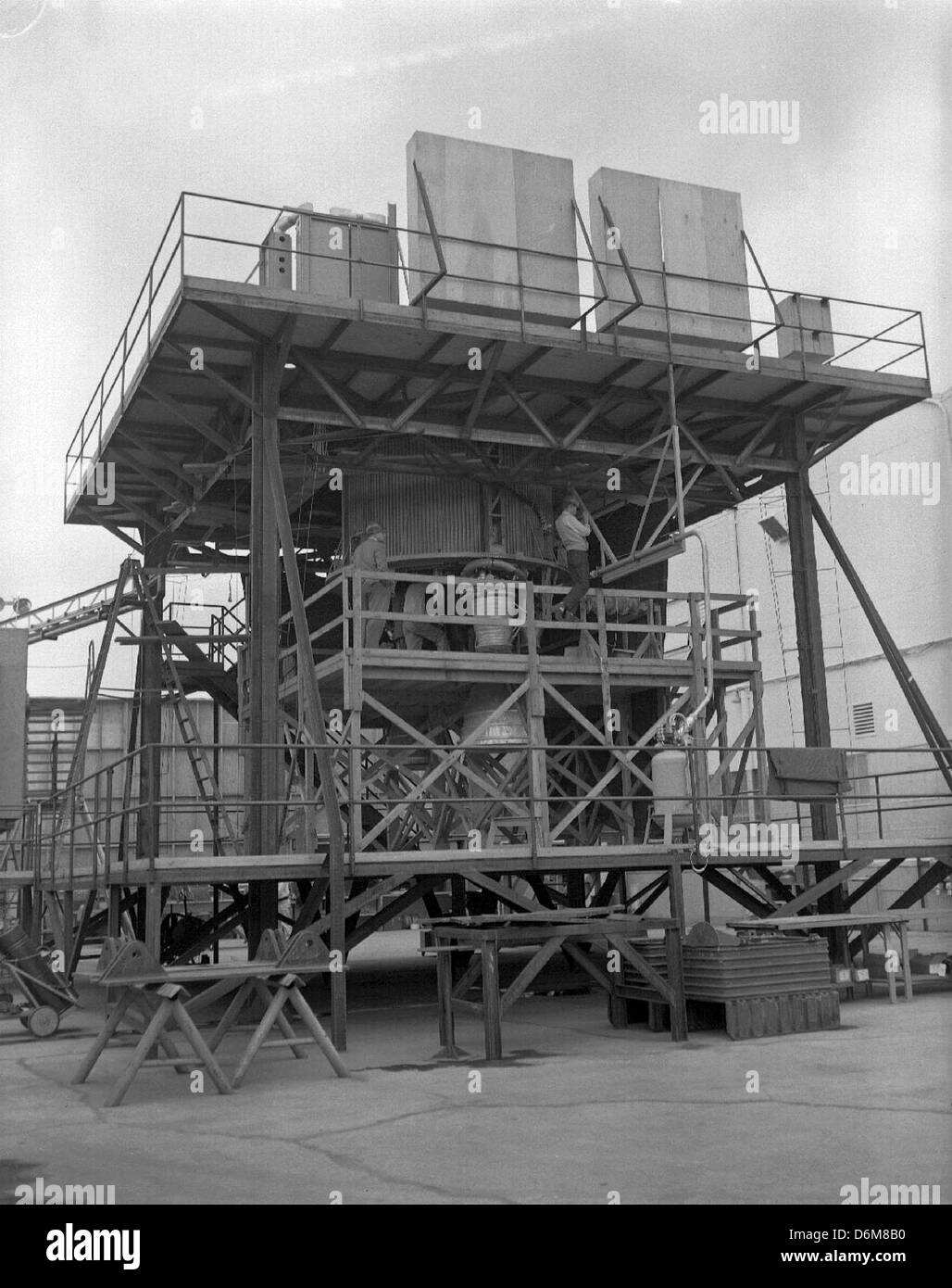Cette image montre le déplacement d'une unité d'essai vers le site de point Loma, un emplacement crucial pour la recherche en aérospatiale et en défense. Point Loma a servi de terrain d'essai clé pour les technologies militaires et aérospatiales. Banque D'Images