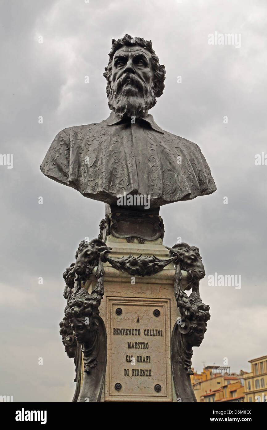 Buste de l'artiste Benvenuto Cellini debout sur le Ponte Vecchio à Florence Italie Banque D'Images