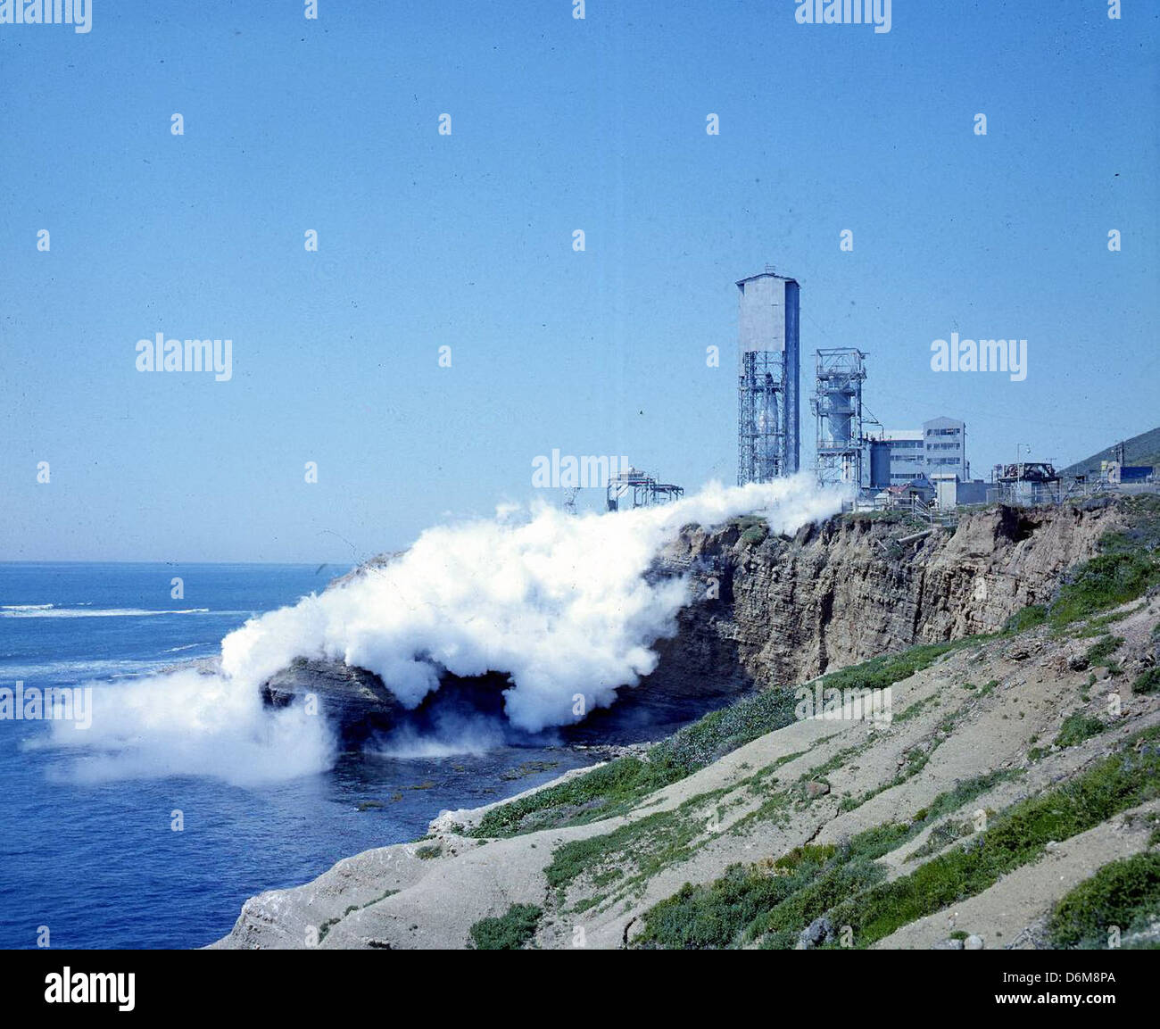 Cette image capture le site d'essai de point Loma, avec des réservoirs de LOX (oxygène liquide) et de LN2 (azote liquide), essentiels pour les essais et le développement aérospatiaux, démontrant les technologies utilisées dans la propulsion des fusées et des engins spatiaux. Banque D'Images
