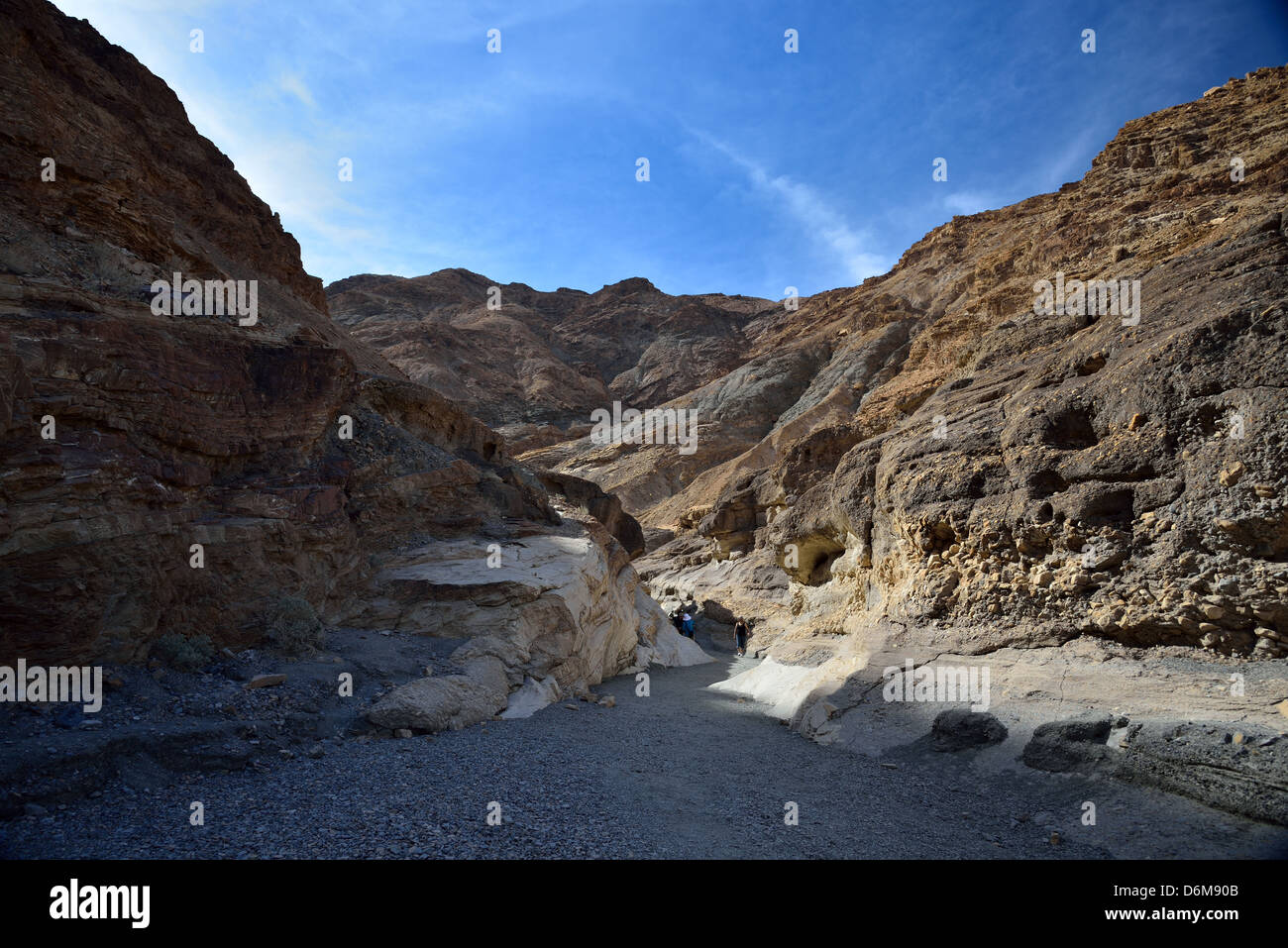 Lit de rivière à sec par Mosaic Canyon. Death Valley National Park, California, USA. Banque D'Images