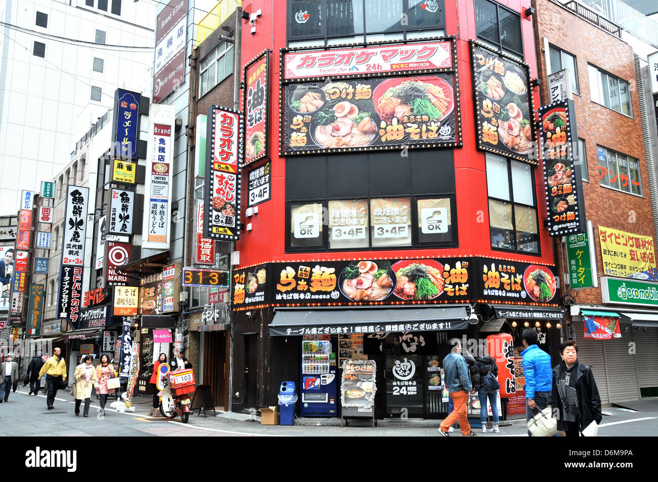 Scène de rue Shinjuku Tokyo Japon Banque D'Images