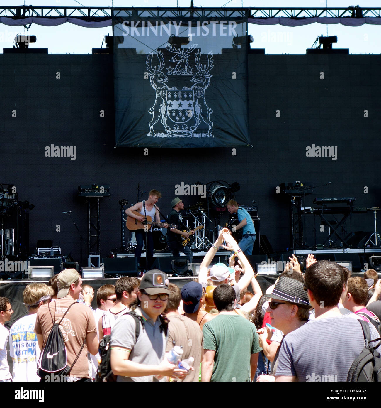 Indio, en Californie. 19 avril, 2013. Le Festival de musique de Coachella 80 000 billets vendus en quelques heures. Une foule se rassemble pour entendre Skinny Lister, un morceau folk de cinq loi London, UK. Le 19 avril 2013. Crédit Photo : Lisa Werner/Alamy Live News Banque D'Images