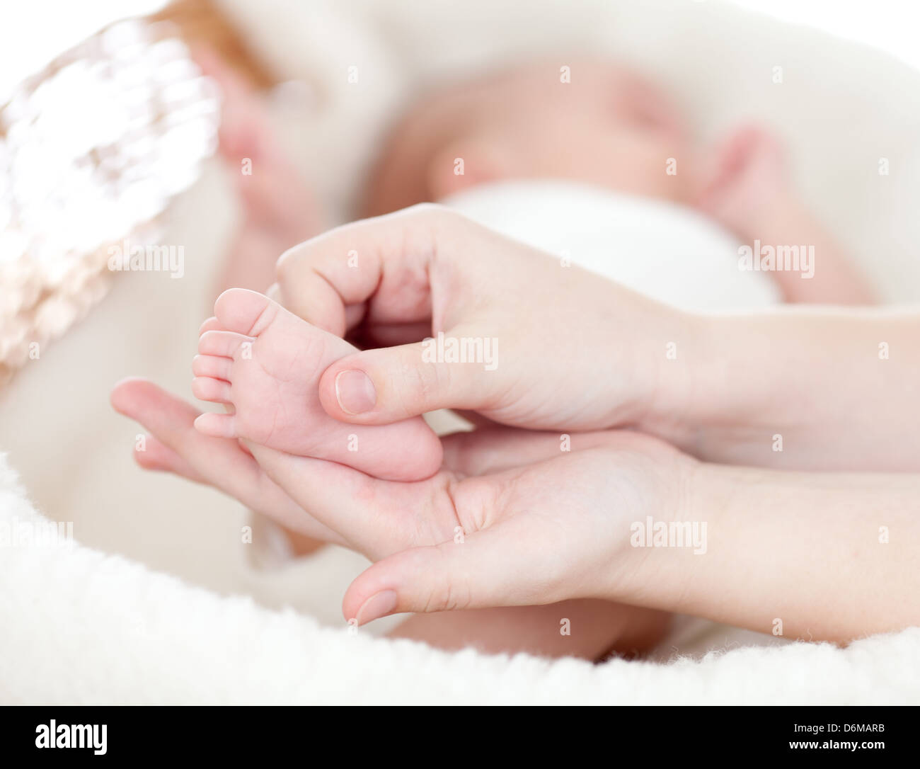 Les Mains De La Mere Du Bebe Petit Massage Pied Photo Stock Alamy