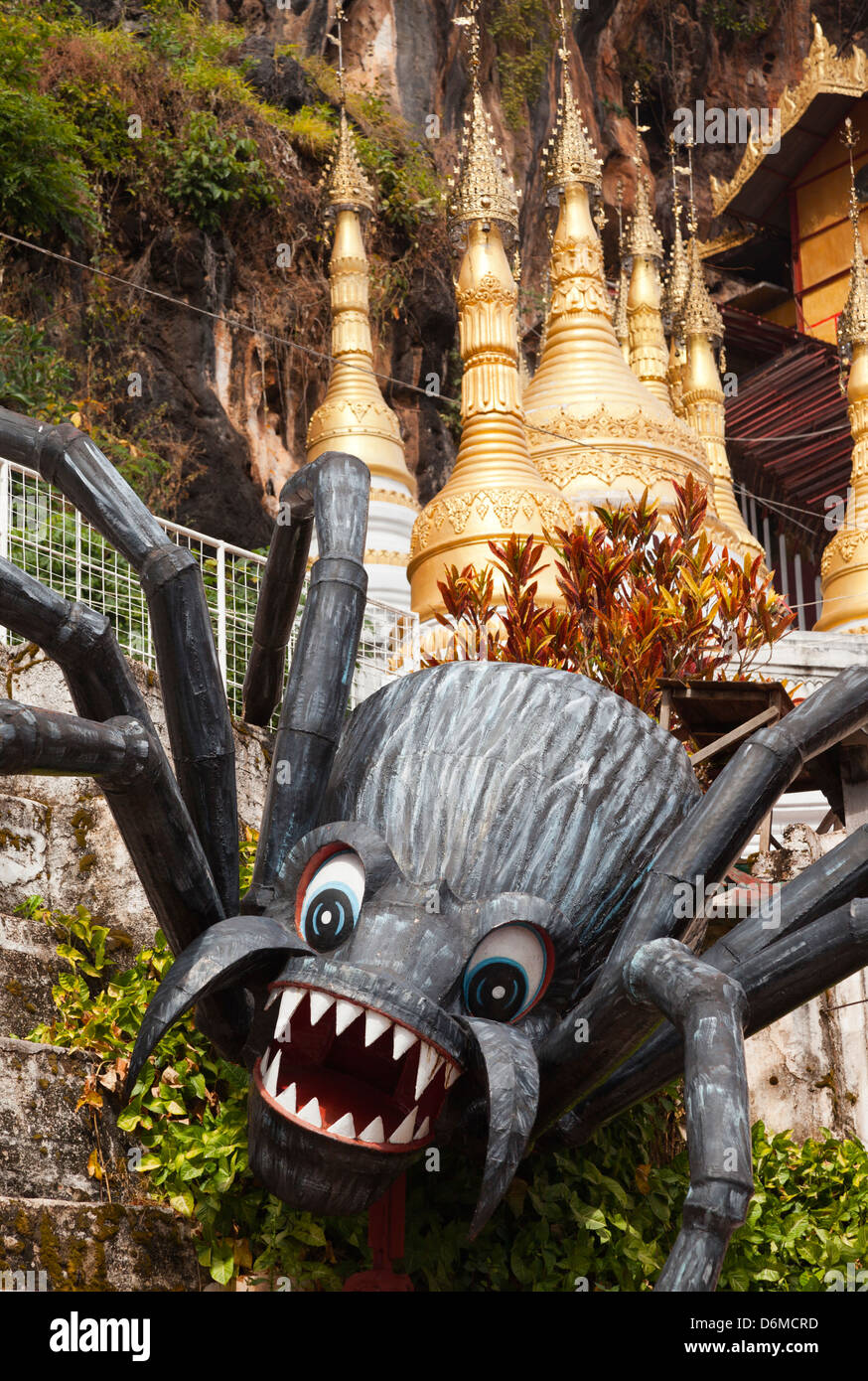 Les fantastiques grottes bouddhistes à Pindaya, Myanmar - un géant mal garde l'entrée d'araignée Banque D'Images