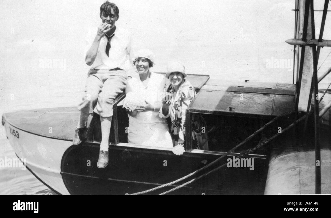 Robert Mitchell et ses amis sont vus dans le nez d'un hélicoptère Sikorsky lors d'une visite à Avalon. Cette image met en évidence l'utilisation précoce des hélicoptères Sikorsky dans l'aviation. Banque D'Images Robert Mitchell et ses amis sont vus dans le nez d'un hélicoptère Sikorsky lors d'une visite à Avalon. Cette image met en évidence l'utilisation précoce des hélicoptères Sikorsky dans l'aviation. Banque D'Images