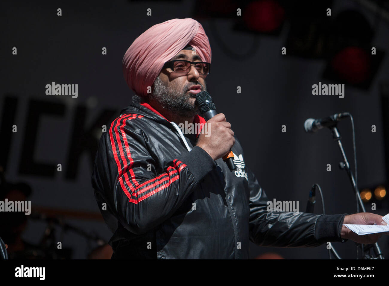 Londres, Royaume-Uni. 20 avril, 2013. Comédien Hardeep Singh Kohli introduit la musique live le Record Store Day à Sœur Ray Records sur Berwick Street. Record Store Day est née en 2007 lorsque plus de 700 magasins indépendants en France se sont réunis pour célébrer leur culture unique. Le Royaume-Uni fait de même et 2013 verra la sixième célébration de la UK's unique du secteur indépendant. Crédit : Martin Wheatley/Alamy Live News Banque D'Images