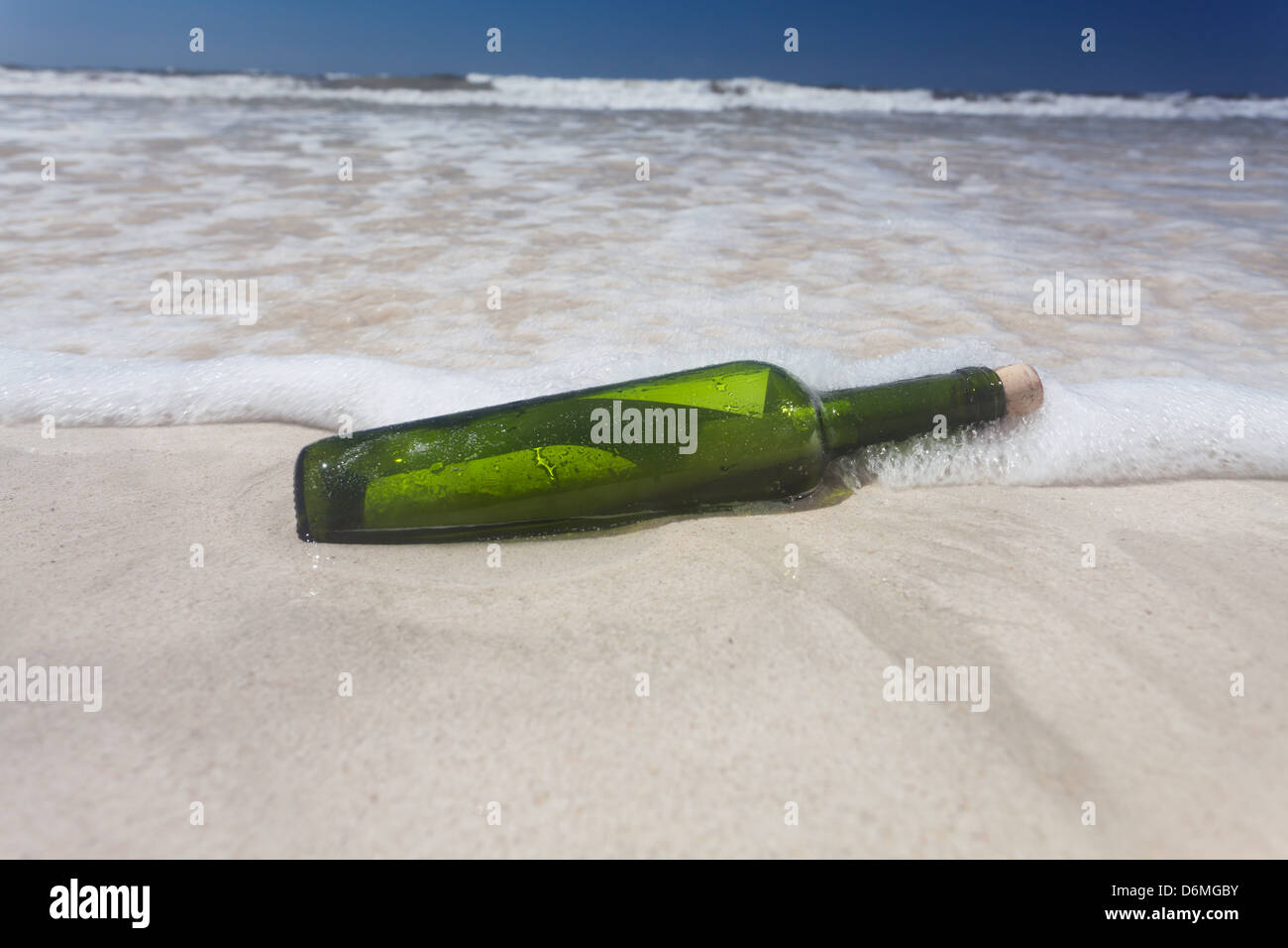 Message dans une bouteille sur une plage Banque D'Images