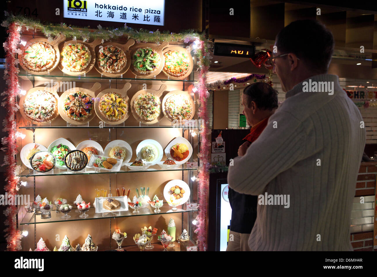 Hong Kong, Chine, les hommes sont confrontés à un cas d'affichage avec les offrandes d'un restaurant Banque D'Images