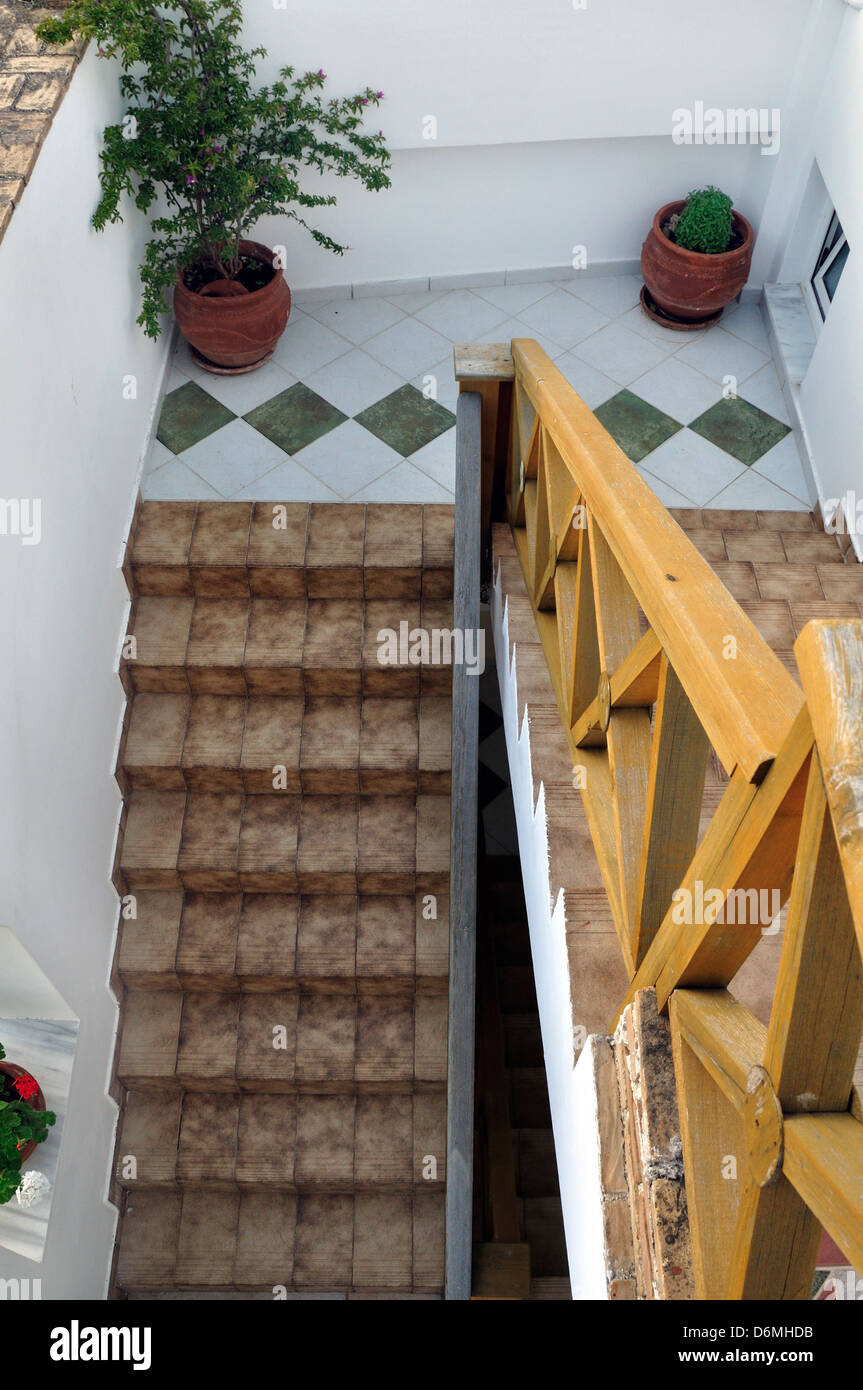 Bannister en bois et sol carrelé escalier avec des bains à remous. Détails architecturaux. Banque D'Images